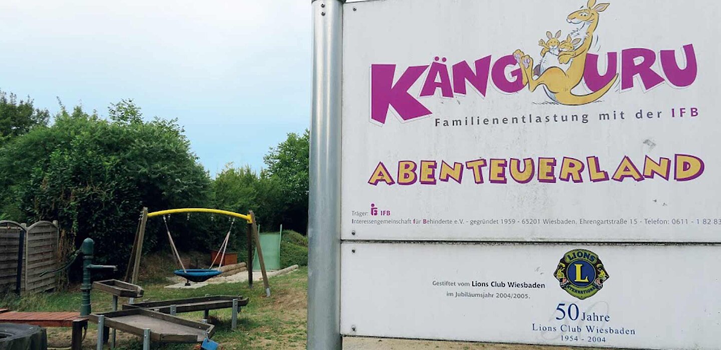 Eingangsschild des Kängurulandes, im Hintergrund eine Schaukel und ein Wasserspielplatz