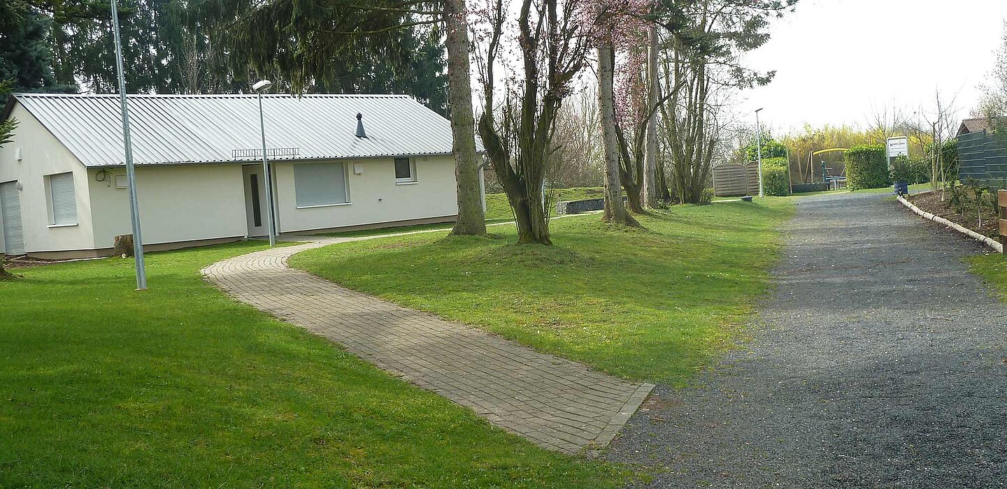 Das Bild zeigt ein Gebäude und eine Wiese im Känguruland