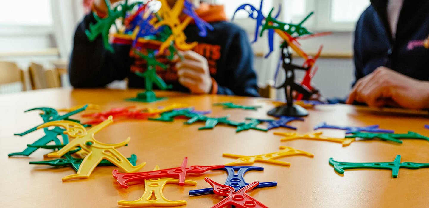 Kinder beim spielen mit einem Puzzle